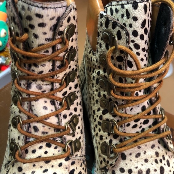 Diva.True Size 6 Ponyhair Ankle Bootie offwhite and black!Draw top and 6.5” tall - Picture 2 of 11